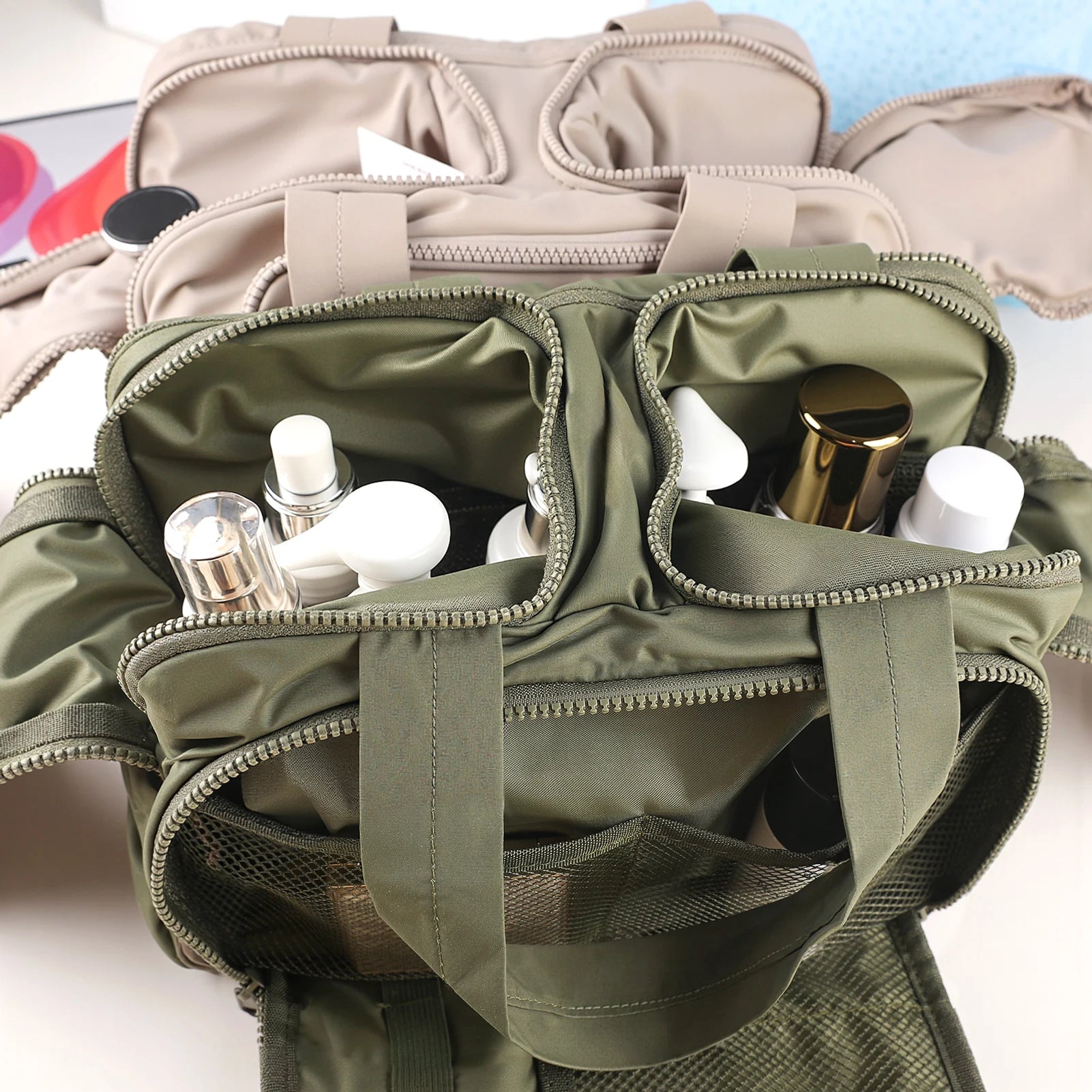 Multi-Opening Quilted Simple and Stylish Solid Color Portable Travel Toiletry and Makeup Bag, Multifunctional Large Capacity Lightweight Soft Stain-Resistant Large Opening Unisex Toiletry Bag, with Dry and Wet Separation Func